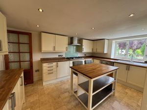 Kitchen/Breakfast Room- click for photo gallery
